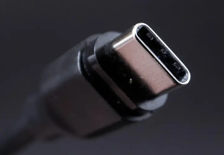 Nahaufnahme eines silbernen USB 3.0 Anschlusses mit schwarzem Kabel.