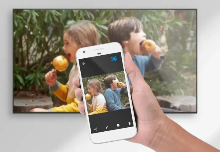 Android-Smartphone spiegelt Foto von Kindern auf Fernseher via HDMI-Streaming.