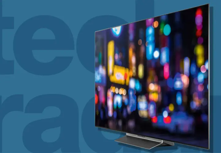 Moderner Fernseher mit 120 Hertz Bildwiederholrate zeigt eine unscharfe Stadtansicht bei Nacht mit bunten Lichtern.