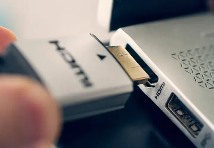 Nahaufnahme eines HDMI-Kabels, das in einen Anschluss gesteckt wird. Der Unterschied zwischen HDMI 2.0 und 2.1 ist hier nicht sichtbar, aber die Verbindung ist entscheidend für die Bildqualität.