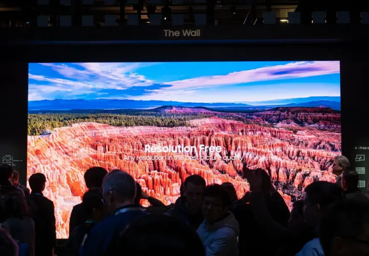 Beeindruckende Landschaft in movie 8k auf "The Wall" Display. Menschen bestaunen die unglaubliche Detailtiefe.