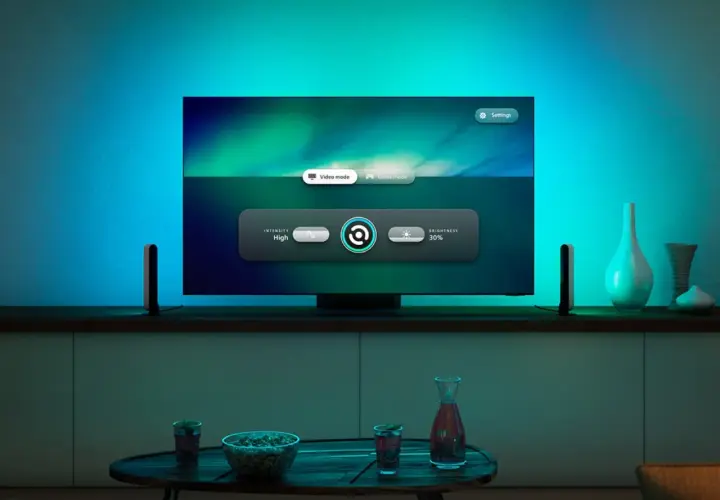 TV-Bildschirm mit der hue sync tv app, die Video- und Spielmodi anzeigt. Intensität auf "High" und Helligkeit auf 30% eingestellt.