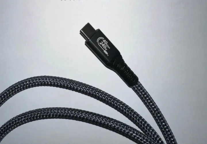 Ein schwarzes Kabel mit geflochtenem Mantel und einem USB-C-Stecker, der mit "40Gbps 240W" beschriftet ist. Dieser USB 4 Anschluss ist bereit für schnelle Datenübertragung und hohe Leistung.