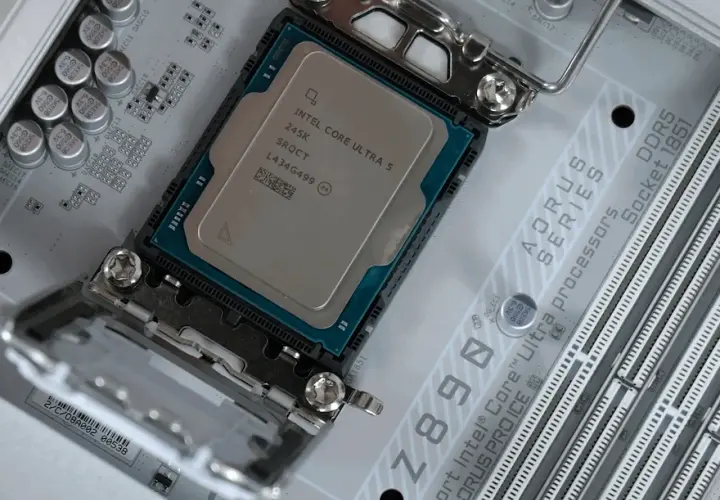 Intel Core Ultra 5 Prozessor im LGA 1851 Sockel auf einem AORUS Mainboard.
