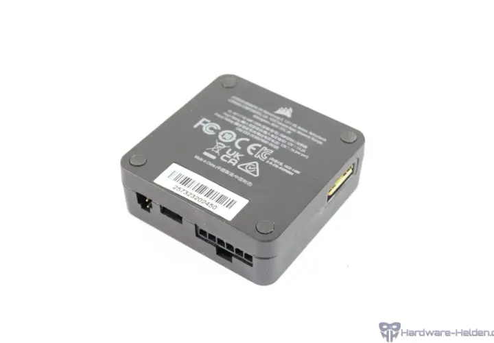 Schwarzer Corsair iCUE Link Hub mit Anschlüssen und Zulassungszeichen.