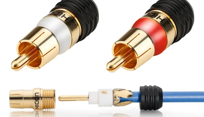 Zwei RCA-Stecker (einer rot, einer weiß) und ein Kabel mit einem abmontierten Steckerteil, bereit, um einen cinch stecker zu montieren.