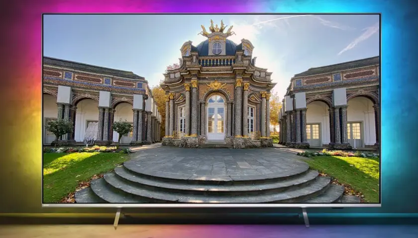 Prunkvoller Pavillon mit goldenen Verzierungen und Mosaiken, umgeben von Arkaden. HDR10+ Adaptive zeigt jedes Detail.