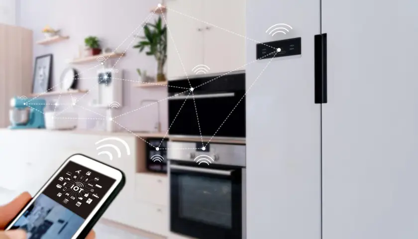 Moderne Küche mit vernetzten Geräten, die über ein Smartphone gesteuert werden. Die smart home funkstandards ermöglichen nahtlose Kommunikation.