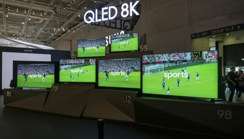 Mehrere QLED 8K-Fernseher zeigen Fußballspiele. Seit wann gibt es 4K-Fernseher? Diese Geräte sind der Beweis für die Weiterentwicklung.