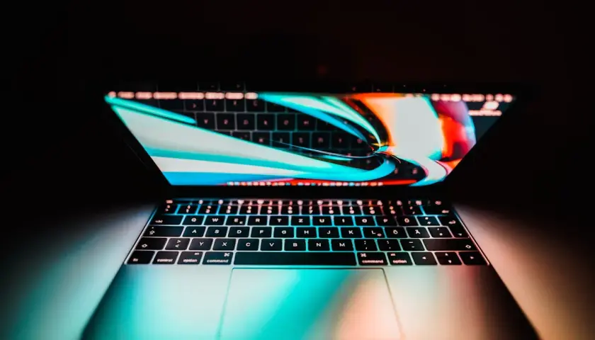 Ein beleuchtetes Laptop-Keyboard mit bunter Hintergrundbeleuchtung. Die Tastatur ist bereit für den Einsatz, um die Leistung des SSD TRIM zu optimieren.