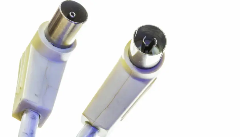 Zwei Stecker eines alten Fernsehers Antennenkabel, bereit für den Anschluss.