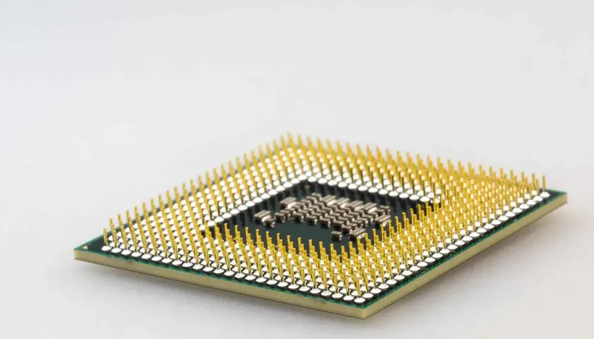 Ein Prozessor mit vielen goldenen Pins. Er ist das Gehirn des Computers und entscheidet, was der Prozessor macht.