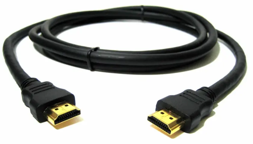 Schwarzes HDMI-Kabel mit vergoldeten Anschlüssen. Ein Blick auf die HDMI-Kabel Unterschiede, die für die Bildqualität wichtig sind.