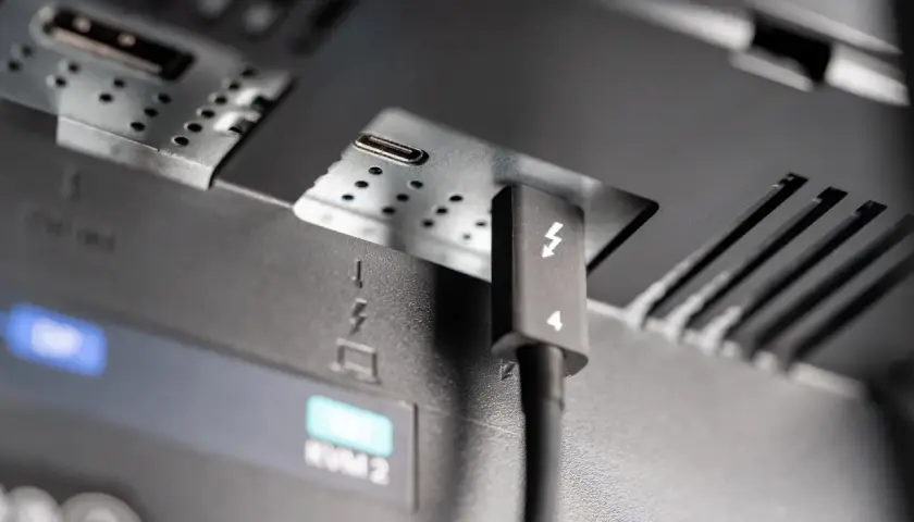 Ein Thunderbolt-Kabel wird in einen USB-C-Anschluss gesteckt, der für dp alt mode konfiguriert ist.