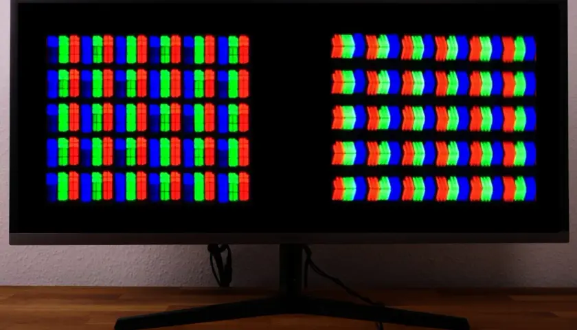 Vergleich von VA- und IPS-Panel-Subpixeln auf einem Monitor. Links sind die Pixel rechteckig, rechts pfeilförmig.