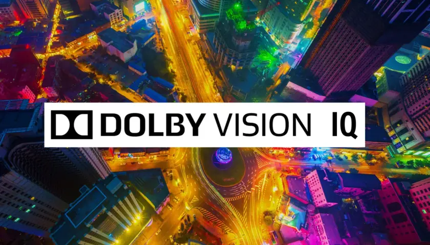 Bunte Stadt bei Nacht, beleuchtet von Straßenlaternen und Gebäuden. Das Logo "Dolby Vision IQ" überlagert die Szene und verspricht ein immersives Seherlebnis.