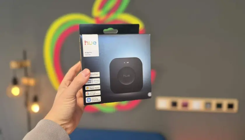 Hand hält Hue Bridge Pro Smart Hub Verpackung. Ideal, um zwei Hue Bridges zu koppeln und dein Smart Home zu erweitern.