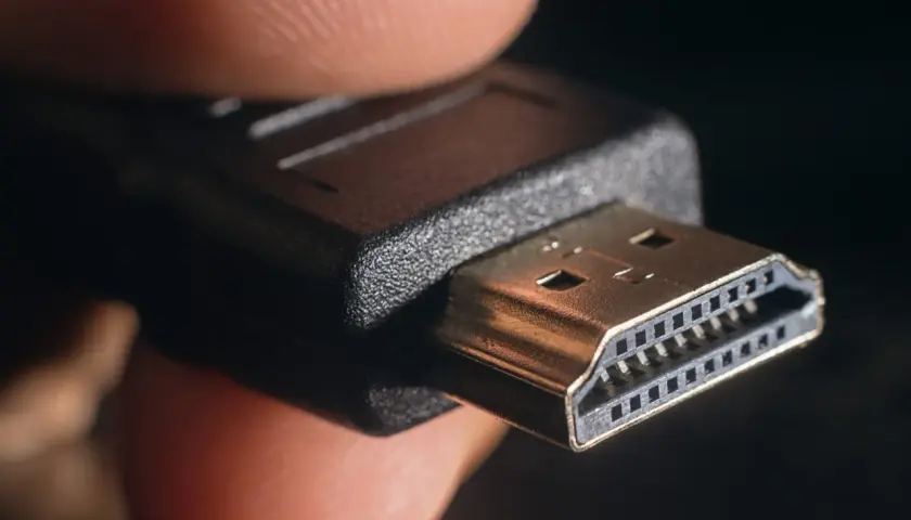 Nahaufnahme eines HDMI-Steckers, der bereit ist, in einen Tablet HDMI Eingang gesteckt zu werden.
