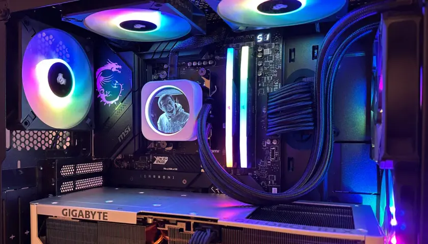 Ein PC-Gehäuse mit RGB-Beleuchtung, Lüftern und einem Bild auf dem CPU-Kühler. Läuft unter icue linux.