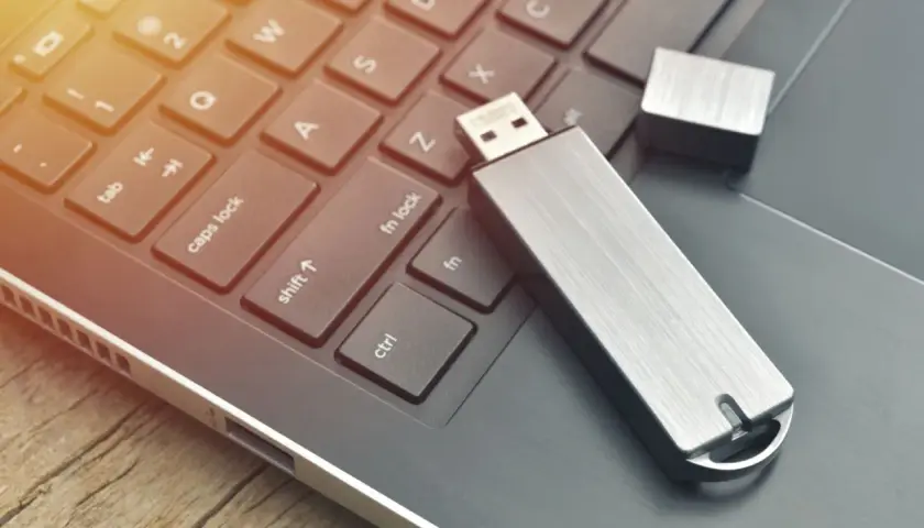 Ein USB-Stick liegt auf einer Tastatur. Der Stick wird erkannt, aber nicht angezeigt.