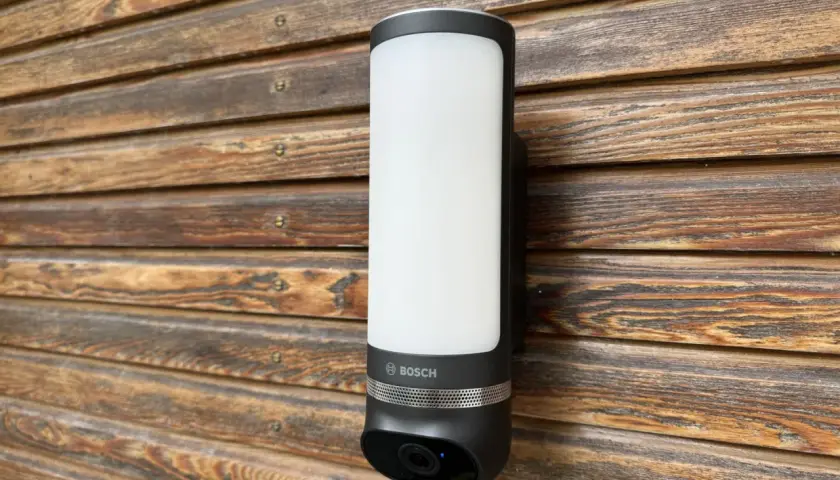 Bosch Smart Light mit Kamera, die wie zwei wache Bosch-Augen die Umgebung im Blick behält.
