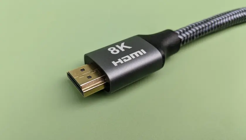 Ein 8K HDMI-Kabel mit vergoldetem Stecker. Die Frage, wie lang darf ein HDMI-Kabel sein, ist wichtig für die Bildqualität.