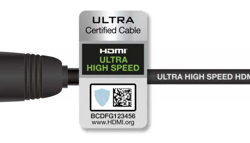 Ein HDMI-Kabel mit dem Label "ULTRA HIGH SPEED" und dem Hinweis "was ist HDMI 2.1".