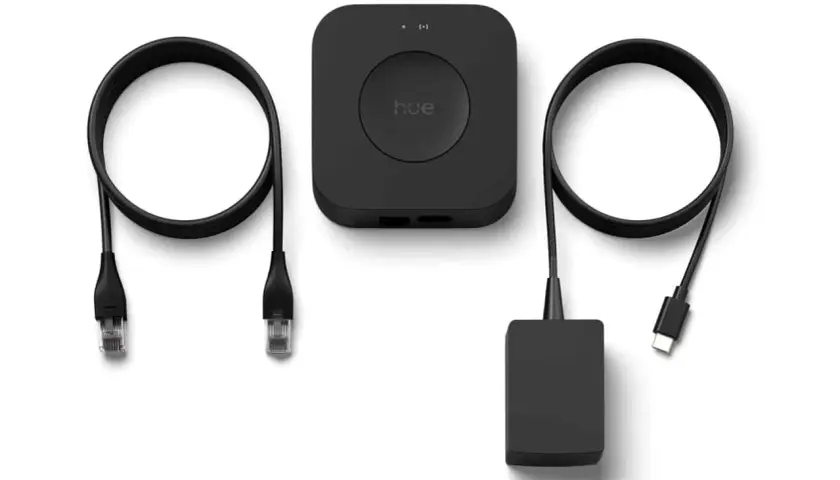 Schwarzer Hue Bridge mit Ethernet-Kabeln und Netzteil. Perfekt für ein Hue Bridge Backup.