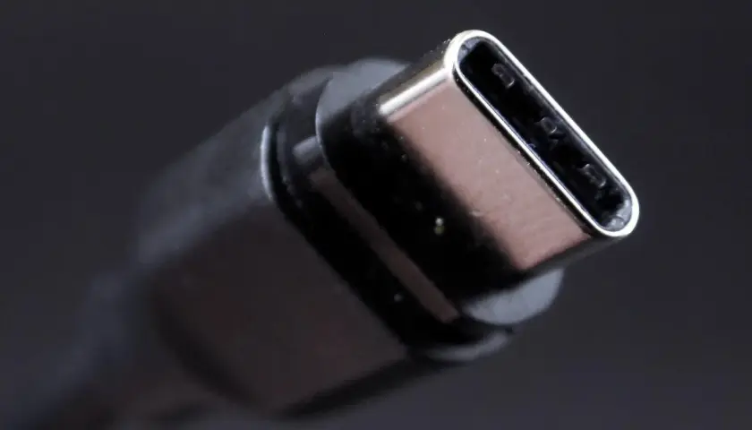 Nahaufnahme eines silbernen USB 3.0 Anschlusses mit schwarzem Kabel.