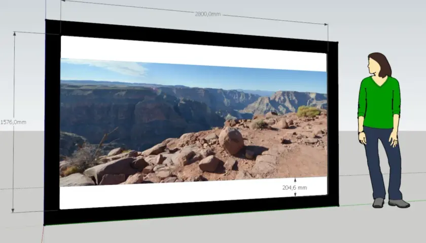 Eine Frau blickt auf ein riesiges 16:9-Display, das eine atemberaubende Aussicht auf den Grand Canyon zeigt.