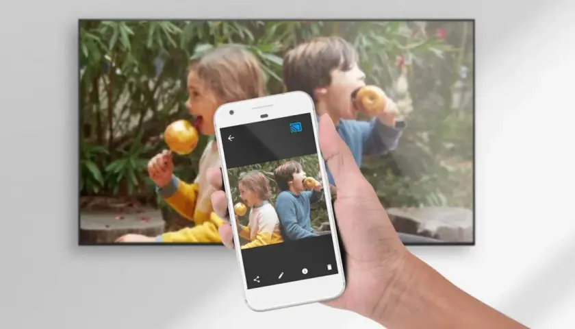Android-Smartphone spiegelt Foto von Kindern auf Fernseher via HDMI-Streaming.