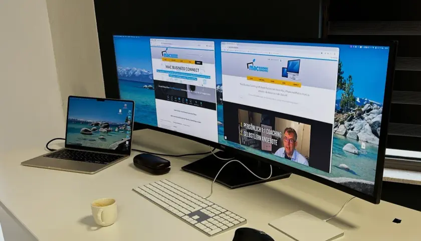 Ein Arbeitsplatz mit mehreren Bildschirmen eingerichtet. Ein Laptop, eine Tastatur, Mäuse und eine Kaffeetasse stehen auf dem Schreibtisch.