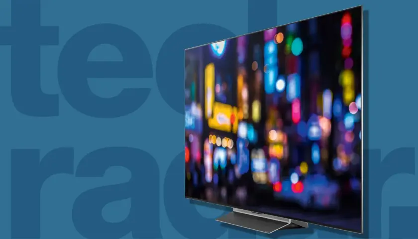 Moderner Fernseher mit 120 Hertz Bildwiederholrate zeigt eine unscharfe Stadtansicht bei Nacht mit bunten Lichtern.