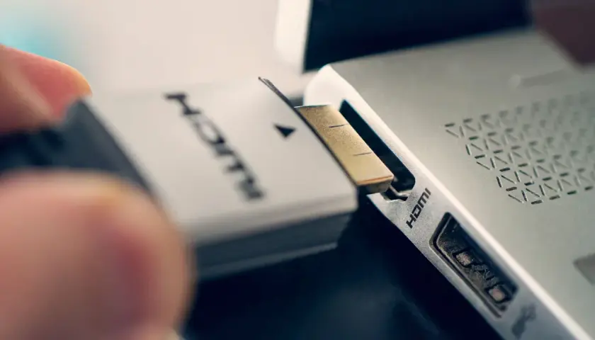 Nahaufnahme eines HDMI-Kabels, das in einen Anschluss gesteckt wird. Der Unterschied zwischen HDMI 2.0 und 2.1 ist hier nicht sichtbar, aber die Verbindung ist entscheidend für die Bildqualität.