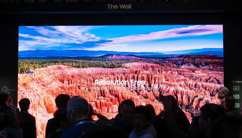 Beeindruckende Landschaft in movie 8k auf "The Wall" Display. Menschen bestaunen die unglaubliche Detailtiefe.