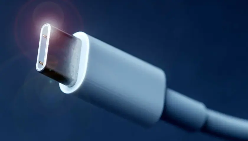 Nahaufnahme eines USB-C-Anschlusses, der für Thunderbolt 4 bereit ist.