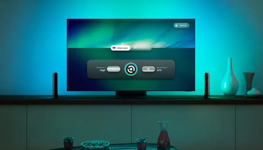 TV-Bildschirm mit der hue sync tv app, die Video- und Spielmodi anzeigt. Intensität auf "High" und Helligkeit auf 30% eingestellt.
