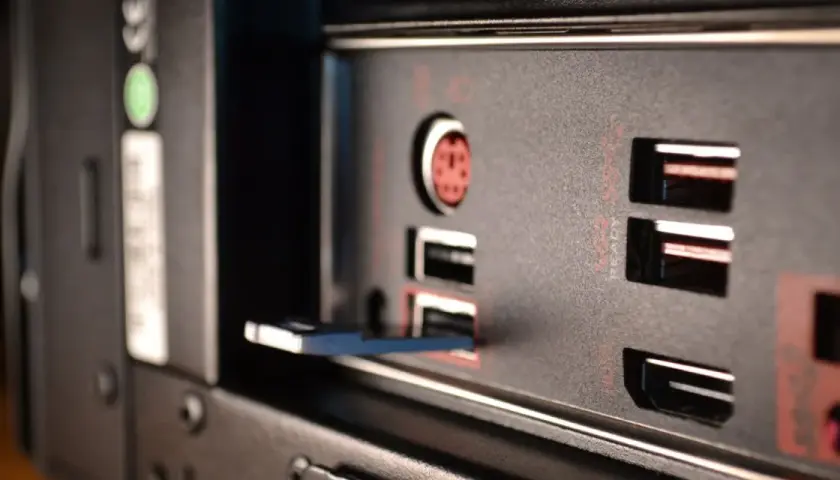 USB-Stick steckt in einem MSI-PC, bereit für ein BIOS-Update.