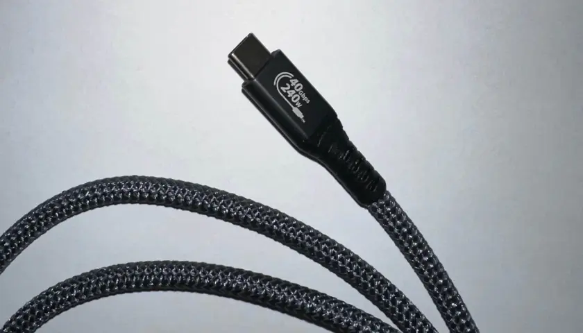 Ein schwarzes Kabel mit geflochtenem Mantel und einem USB-C-Stecker, der mit "40Gbps 240W" beschriftet ist. Dieser USB 4 Anschluss ist bereit für schnelle Datenübertragung und hohe Leistung.