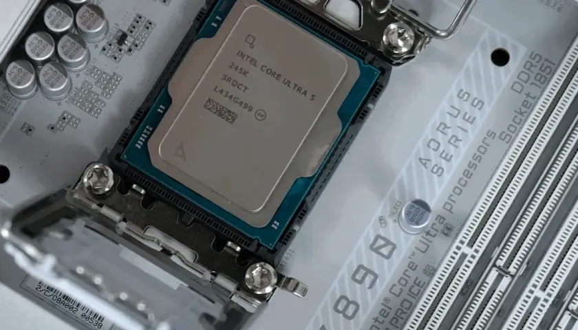 Intel Core Ultra 5 Prozessor im LGA 1851 Sockel auf einem AORUS Mainboard.