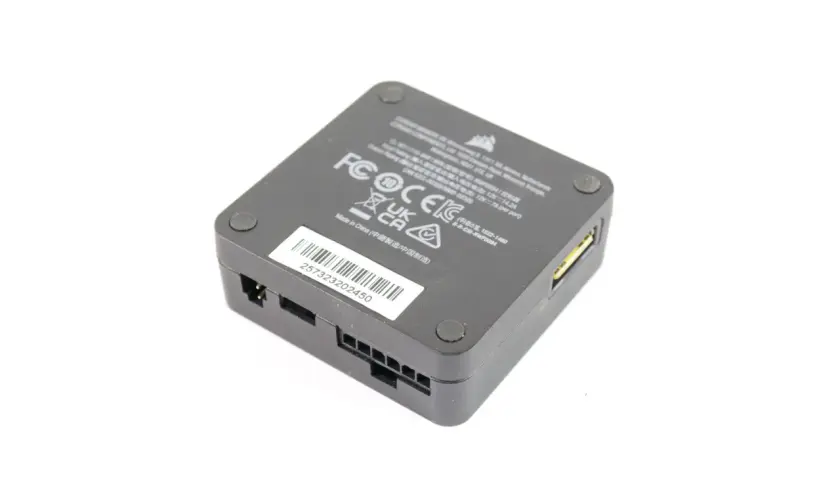 Schwarzer Corsair iCUE Link Hub mit Anschlüssen und Zulassungszeichen.