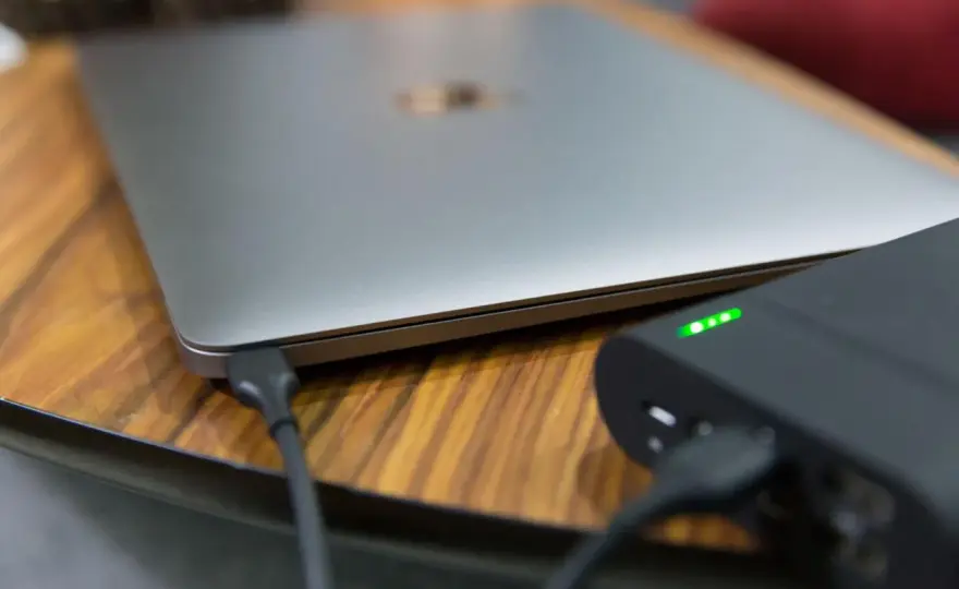 Laptop mit Powerbank laden - So geht's richtig!