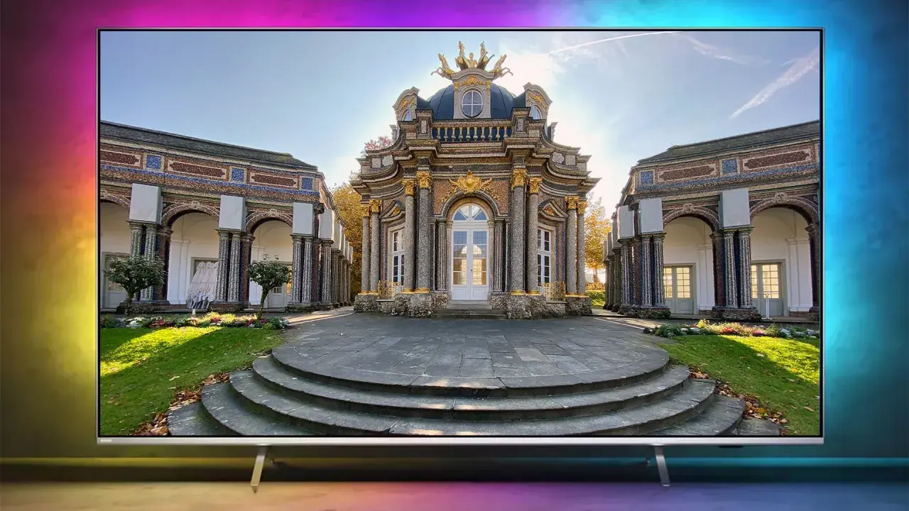 Prunkvoller Pavillon mit goldenen Verzierungen und Mosaiken, umgeben von Arkaden. HDR10+ Adaptive zeigt jedes Detail.