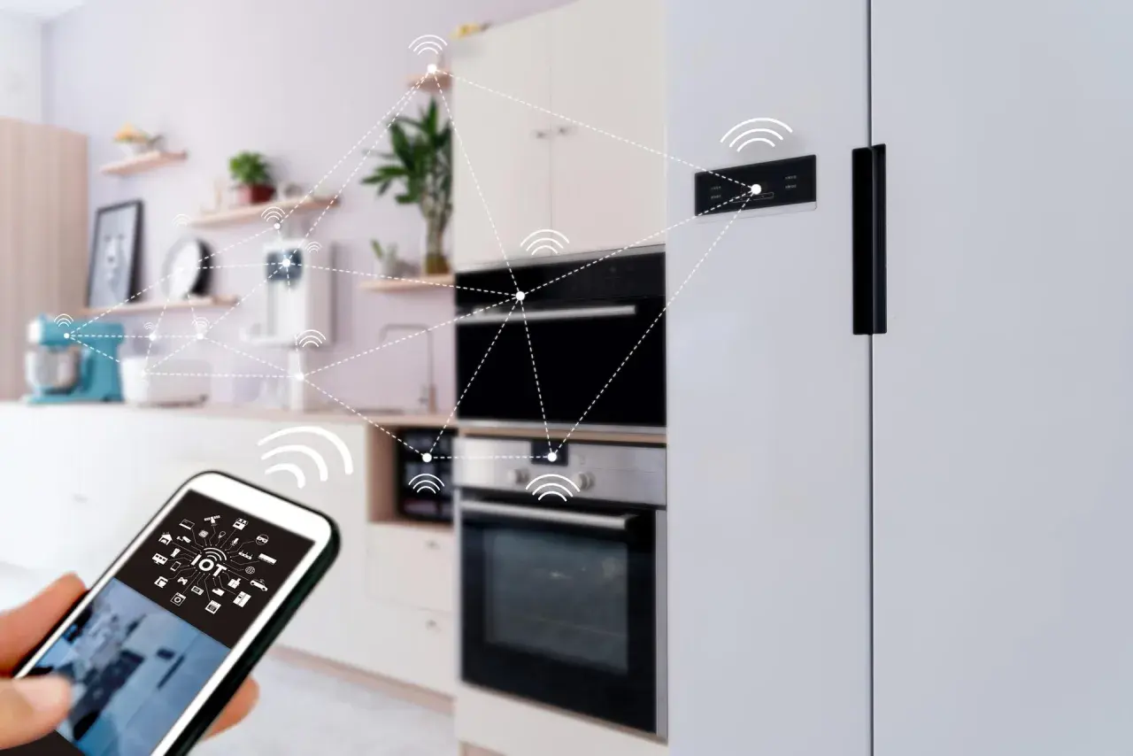 Moderne Küche mit vernetzten Geräten, die über ein Smartphone gesteuert werden. Die smart home funkstandards ermöglichen nahtlose Kommunikation.