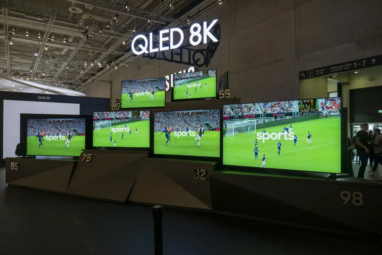 Mehrere QLED 8K-Fernseher zeigen Fußballspiele. Seit wann gibt es 4K-Fernseher? Diese Geräte sind der Beweis für die Weiterentwicklung.