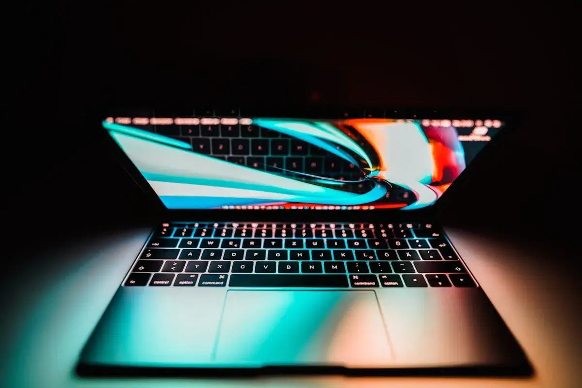 Ein beleuchtetes Laptop-Keyboard mit bunter Hintergrundbeleuchtung. Die Tastatur ist bereit für den Einsatz, um die Leistung des SSD TRIM zu optimieren.