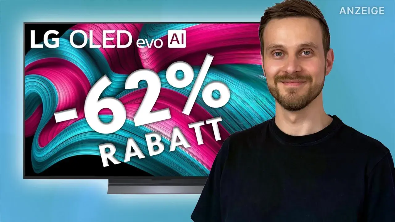 Mann lächelt neben LG OLED evo AI TV mit -62% Rabatt. Was ist OLED evo? Brillante Farben, tiefe Schwarzwerte.