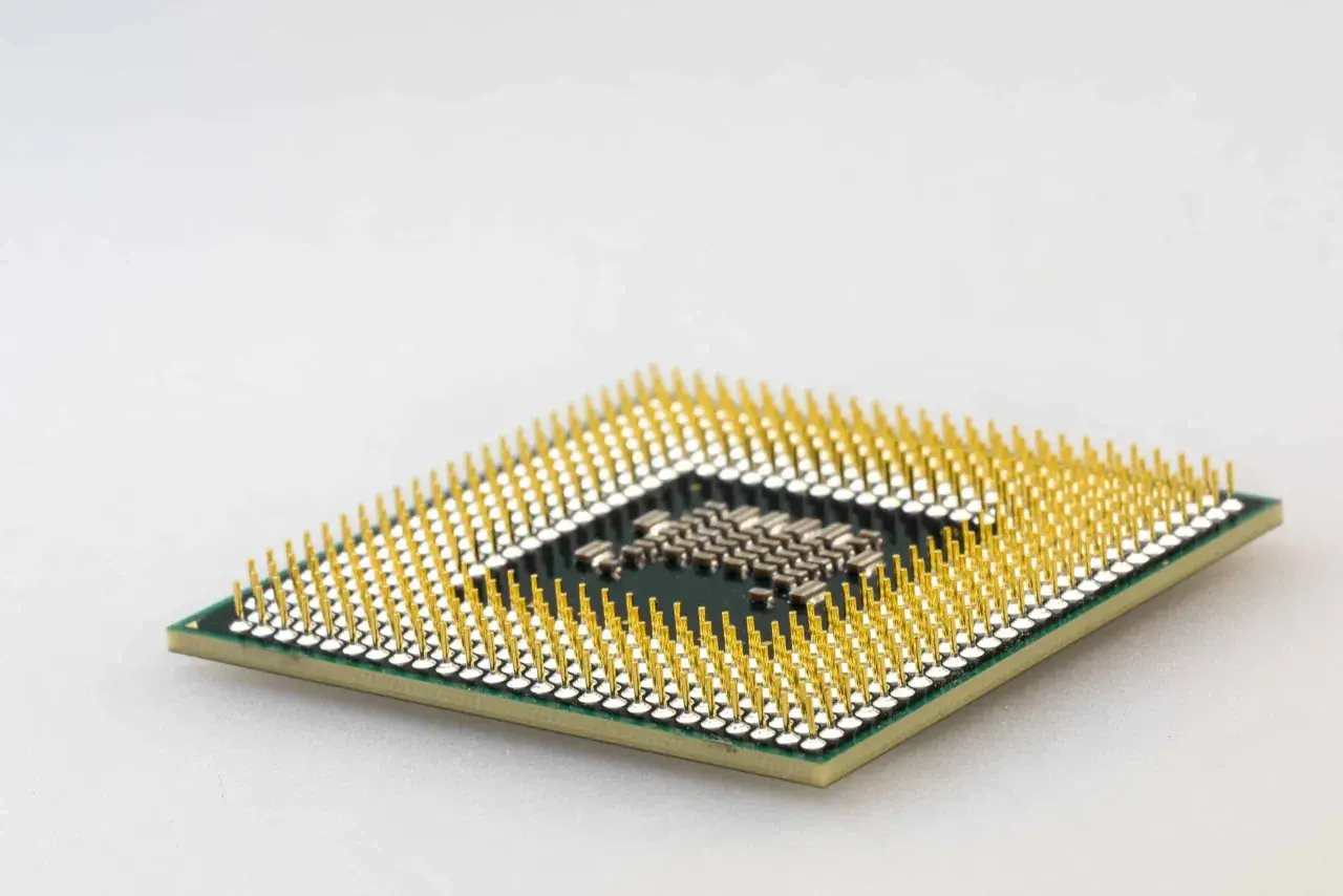 Ein Prozessor mit vielen goldenen Pins. Er ist das Gehirn des Computers und entscheidet, was der Prozessor macht.