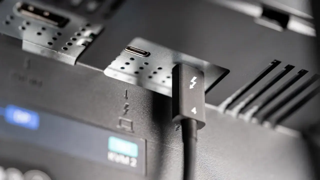Ein Thunderbolt-Kabel wird in einen USB-C-Anschluss gesteckt, der für dp alt mode konfiguriert ist.