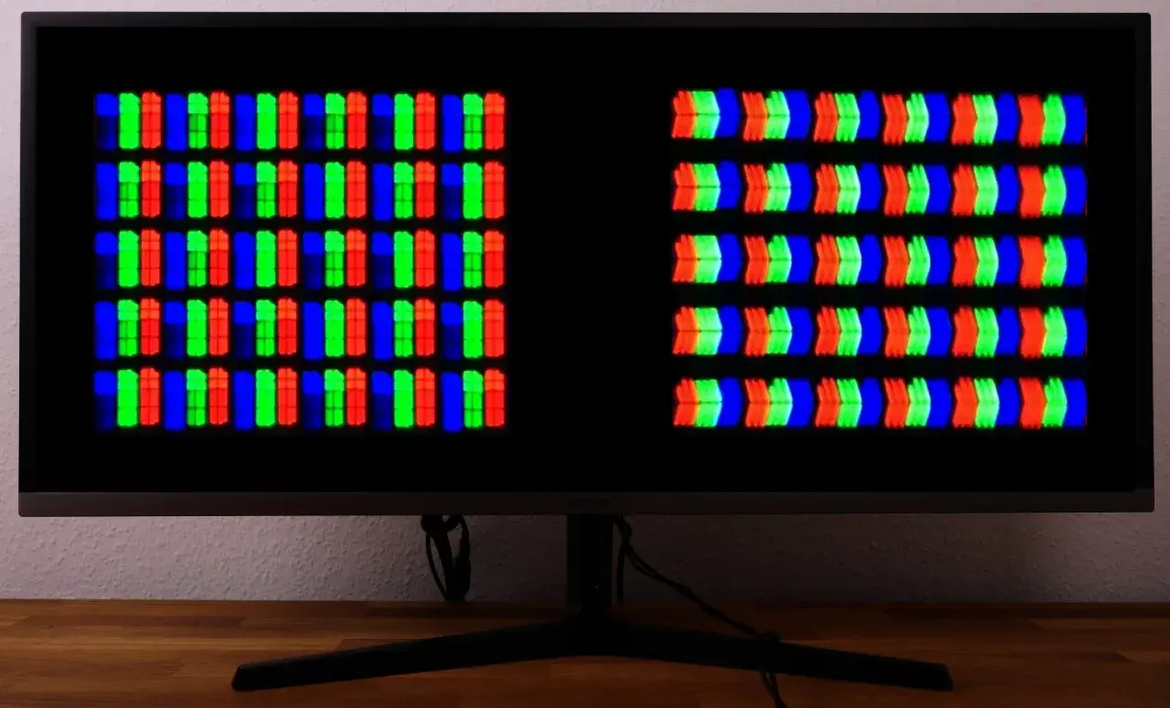 Vergleich von VA- und IPS-Panel-Subpixeln auf einem Monitor. Links sind die Pixel rechteckig, rechts pfeilförmig.